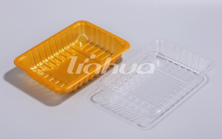 Como a colocação de uma bandeja de retenção de umidade dentro de um ambiente de armazenamento influencia sua eficiência de retenção de umidade?